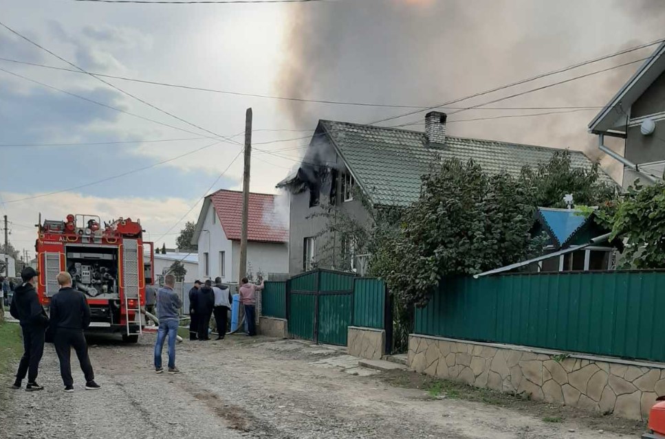 У Заставні горить дво поверховий будинок